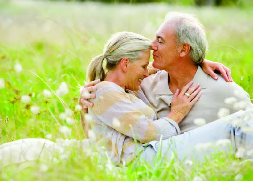 Mature singles enjoying a warm conversation during a relaxed outing